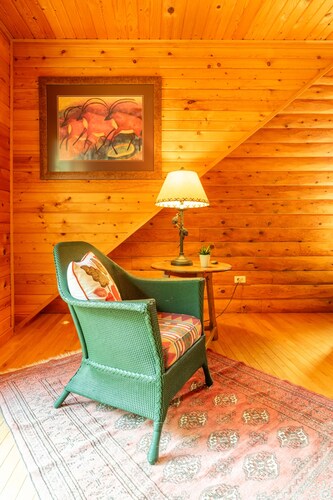 Skyline Log Cabin • River Views + Screened Patio