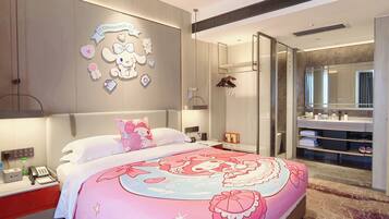 Una habitación de hotel moderna con una cama grande, mesita de noche y baño con espejo y lavamanos.