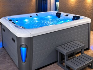 A hot tub with a control panel and steps for access. - Luxurious 5-bedroom house in quaint Sidi Kaouki  150m walk from the beach (Sidi Kaouki)