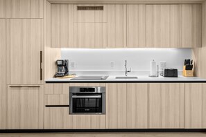Eine moderne Küche mit integrierten Geräten, einer Kaffeemaschine und einem Toaster.