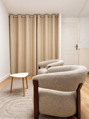 Unclassified image, 3 of 29, button - Studio apartment for 2 with sleeping area and home theater (Amiens)