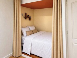 Unclassified image, 5 of 29, button - Studio apartment for 2 with sleeping area and home theater (Amiens)