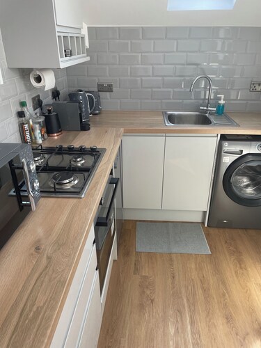 Nice London flat with free private parking and 20 min train to central London