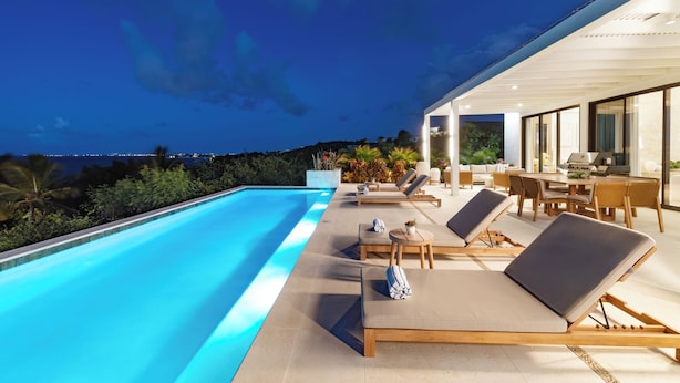 Villa de lujo, 4 habitaciones, alberca privada, vista al océano | Alberca | Alberca al aire libre, sombrillas en la alberca y camastros 