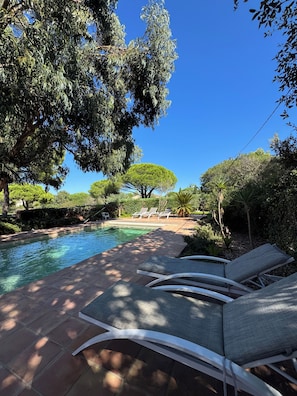 A swimming pool with lounge chairs and a clear blue sky. - Villa Souleou - Giens Peninsula - Swimming Pool (Hyères)