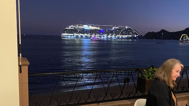 Deluxe Studio, Balcony, Beach View | Outdoor dining - Villa del Arco (Cabo San Lucas)