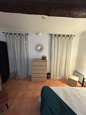A bedroom with a bed, a dresser, a mirror, and curtains. - PERPIGNAN STUDIO CENTER (Perpignan)