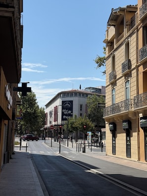 A street with buildings, a clear sky, and a pedestrian crossing. - PERPIGNAN STUDIO CENTER (Perpignan)