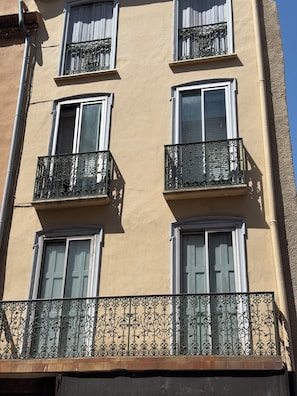 A multi-story building with balconies and windows. - PERPIGNAN STUDIO CENTER (Perpignan)