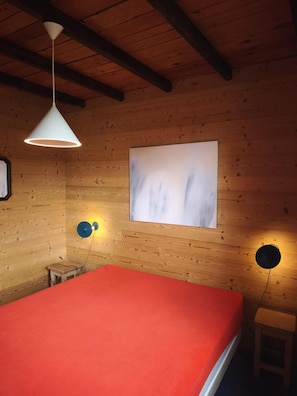 A room with a bed, a wall-mounted light, a painting, and a small stool. - Up to 300 meters from the gondola lifts, balcony, TV, ski locker, 55 m², Pra Loup (Pra Loup)
