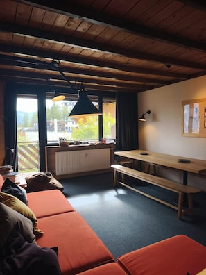 A cozy room with a wooden ceiling, a large window with a view, a wooden bench, and a table. - Up to 300 meters from the gondola lifts, balcony, TV, ski locker, 55 m², Pra Loup (Pra Loup)