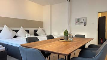Apartment, 2 Bedrooms | Dining