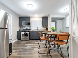 Private kitchen - Delightful and comfortable 4-bedroom 2-bathroom house in charming Burbank (Burbank)