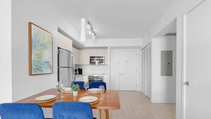 Dining - Luxurious BW Apt with Bay View & Beach Access (Hallandale Beach)