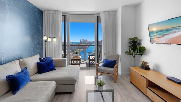 TV, offices - Luxurious BW Apt with Bay View & Beach Access (Hallandale Beach)