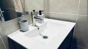 Comfort-huoneisto, kaupunkinäköala | Kylpyhuone