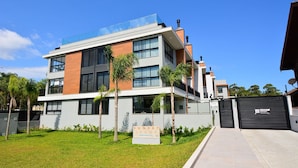 Un immeuble moderne à plusieurs étages, sur lequel on peut lire l’inscription « Sunset Lagoon ».