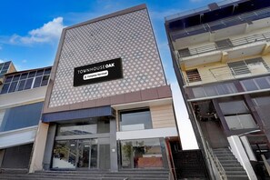 A modern building with a sign reading 'TOWNHOUSE OAK' and a company-serviced label.
