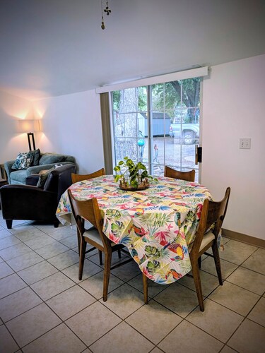 Quirky, Cozy & Fully Furnished: Your Retro Rental Awaits!