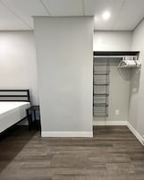 Escritorio, espacio para trabajar con laptop y wifi gratis