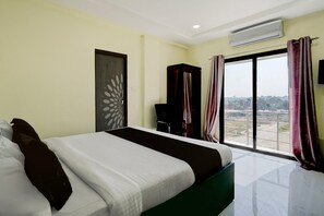A hotel room with a bed, a wardrobe, a desk, and a view of the outdoors. - Hotel O Ring Road Nagpur (Nagpur)