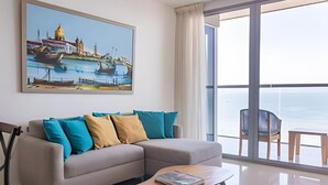 Căn hộ tiện nghi đơn giản, ban công | Khu phòng khách