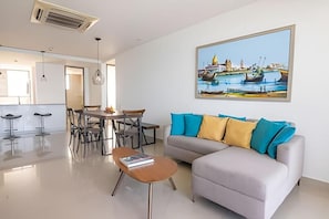 Comfort-Apartment, Balkon | Wohnbereich