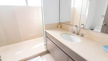 Comfort Apartment, Balcony | Bathroom | Towels, soap, shampoo, toilet paper