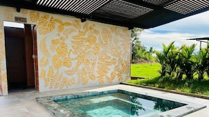 Una piscina rectangular con agua cristalina, rodeada de una solería azulejada.