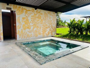 A rectangular swimming pool with clear water, surrounded by a tiled deck. - Ecohotel Payara Puerto Gaitán (Puerto Gaitán)