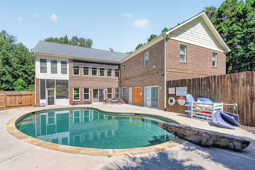 Private Lake Retreat with Pool, Jacuzzi & Fireplace - Perfect Family Getaway Now