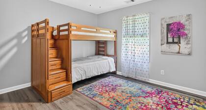 Private Lake Retreat with Pool, Jacuzzi & Fireplace - Perfect Family Getaway Now