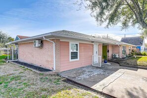 A single-story house with a brick exterior, a front porch, and a small front yard. - 3 minutes from pleasure pier near beaches (Galveston)
