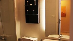 Shower, perlengkapan mandi gratis, pengering rambut, dan sandal