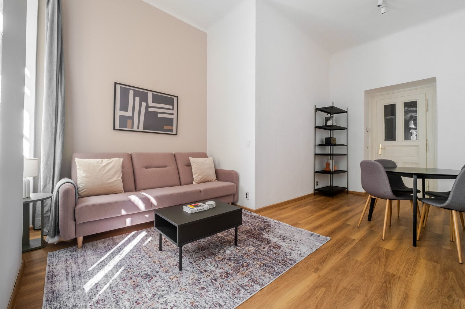Ein modernes Wohnzimmer mit einer Couch, einem Couchtisch und einem Bücherregal.
