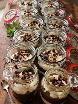 Multiple glass jars with metal lids, each containing a layered dessert topped with chocolate shavings. - Suite with a private hot tub (Pierrelatte)