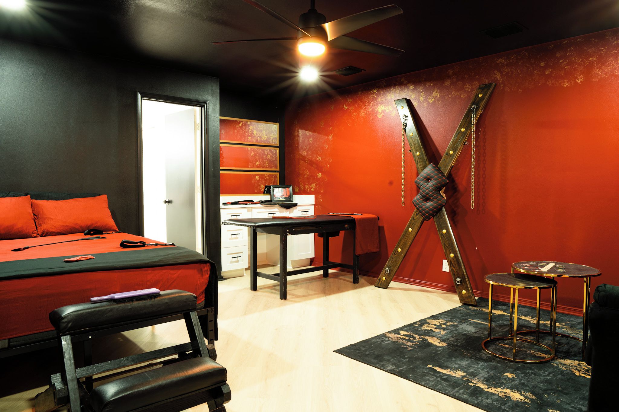 Quarto com cama, escrivaninha, cadeira e decoração de parede original.