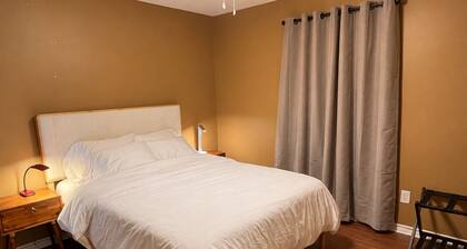 1-Mile to Kyle Field - Sleeps 8 - Free Parking x 4