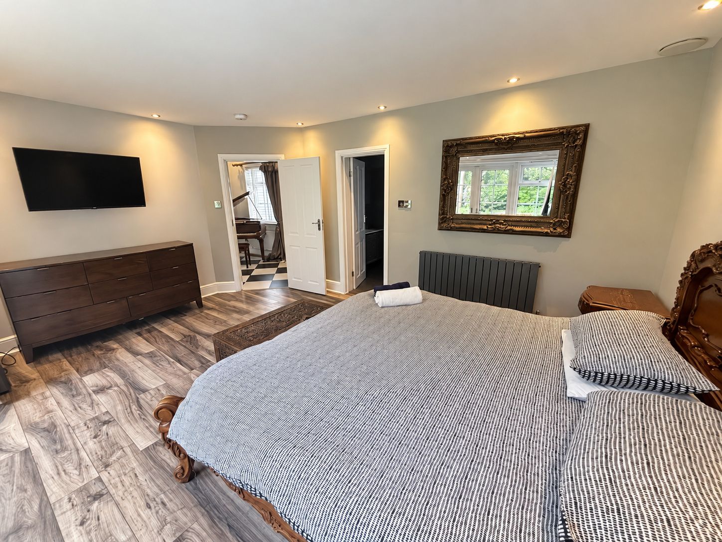 5 bedrooms, WiFi, bed sheets