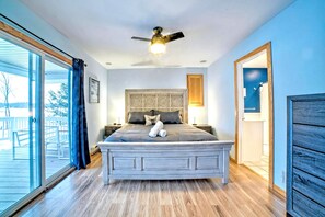 Room - Lakefront Retreat, relaxation with A/C, Game Room, boating, epic yard & views (Pocono Summit)