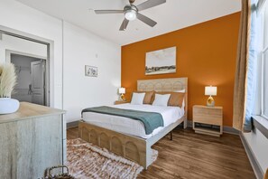 A bedroom with a bed, bedside tables, a ceiling fan, and a window with curtains. - 5 Mins to Broadway. Midtown. Pool. Gym. Downtown (Nashville)