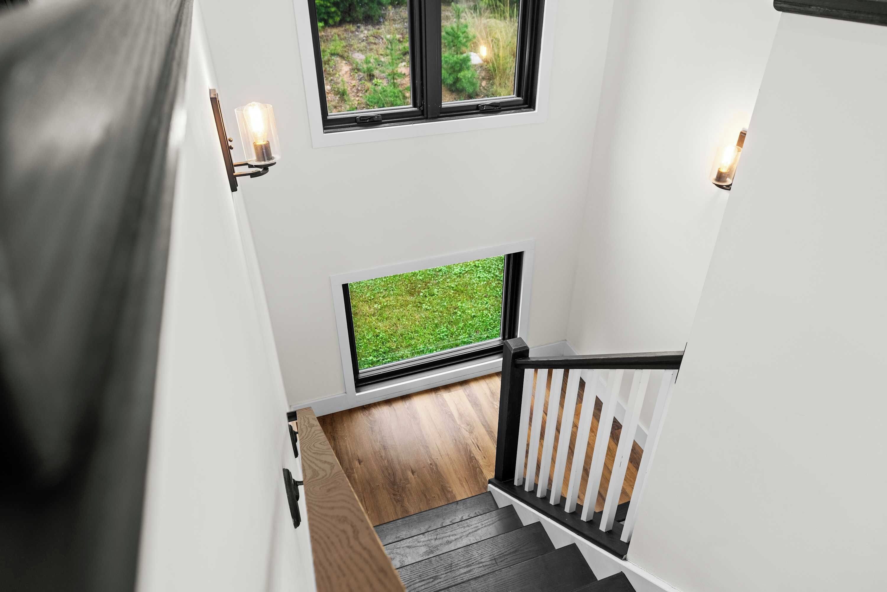 Eine Treppe mit Blick auf einen grünen Rasen durch ein Fenster.