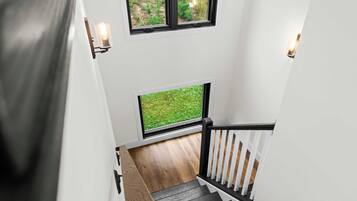Eine Treppe mit Blick auf einen grünen Rasen durch ein Fenster.