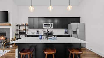 Coffee/tea maker, fridge, microwave, oven