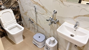 Ein Badezimmer mit Toilette, Bidet und Waschbecken.