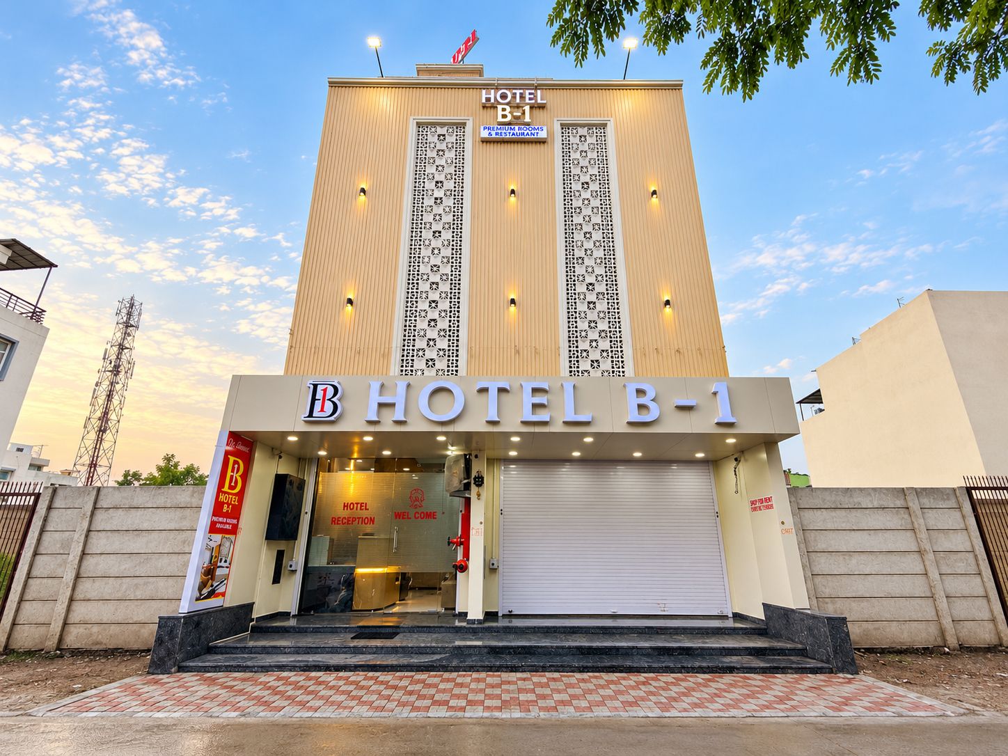 Hotellirakennuksessa on kyltti, jossa lukee: ”HOTEL B-1” ja ”ERIKOISLUOKAN HUONEET JA -RAVINTOLA”.