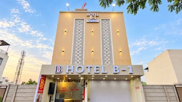 Hotellirakennuksessa on kyltti, jossa lukee: ”HOTEL B-1” ja ”ERIKOISLUOKAN HUONEET JA -RAVINTOLA”.