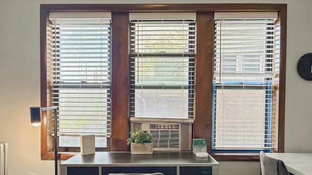 Une pièce avec un bureau, une chaise et un radiateur.