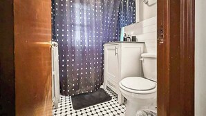 Bathroom - Cozy Well-Equipped Studio Apartment (Chicago)