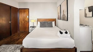 Room - Cozy Well-Equipped Studio Apartment (Chicago)